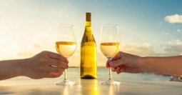 Refrescantes y divertidos: blends blancos, los más elegidos para beber bajo el sol