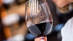 Ni dulces ni rosados: vinos tintos diferentes para el Día de la Mujer